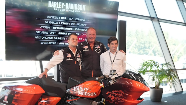 Dorna-Chef Carlos Ezpeleta (r.) stellte gemeinsam mit den Verantwortlichen von Harley Davidson ...