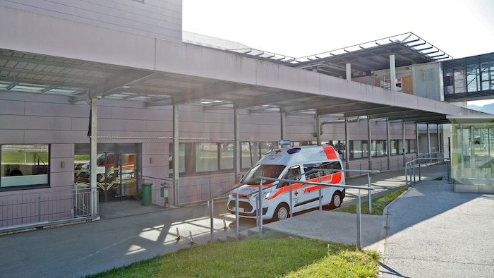 Mit der Rettung wurde der 24-Jährige ins Krankenhaus Hall gebracht.