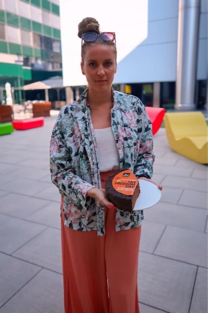 WKK-Vizepräsidentin Nika Basic mit einem Stück Torte, das die Reste des Einkommens darstellen ...