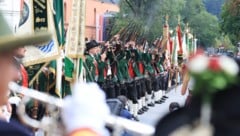 Ehrensalve beim landesüblichen Empfang vor der Kaiserlichen Hofburg in Innsbruck.
