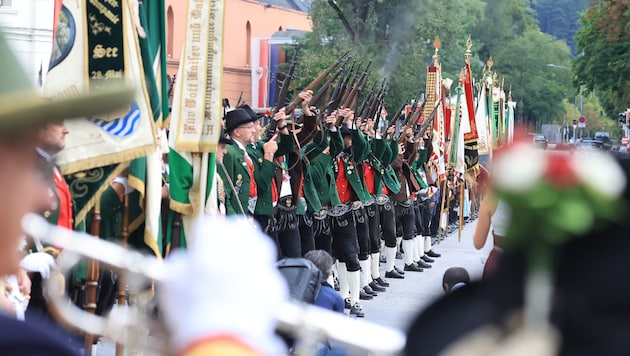 Ehrensalve beim landesüblichen Empfang vor der Kaiserlichen Hofburg in Innsbruck.