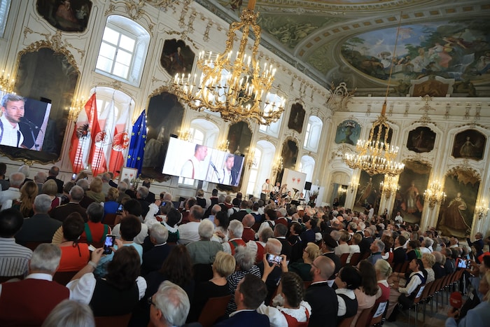 Im Riesensaal der Innsbrucker Hofburg zeichneten Tirol und Südtirol Bürger mit besonderen ...
