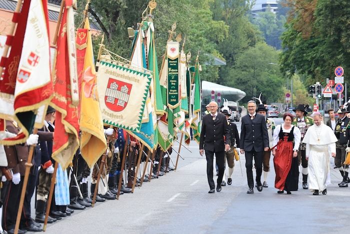 Landesüblicher Empfang am Hohen Frauentag – Abschreiten der Front, von rechts: Abt Leopold ...