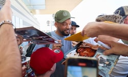 Auf dem Flughafen warteten schon etliche Fans, deren Selfie- und Autogrammwünsche Will Smith mit ...