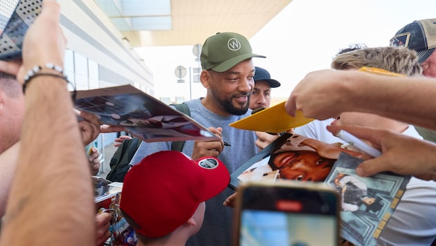 Auf dem Flughafen warteten schon etliche Fans, deren Selfie- und Autogrammwünsche Will Smith mit ...