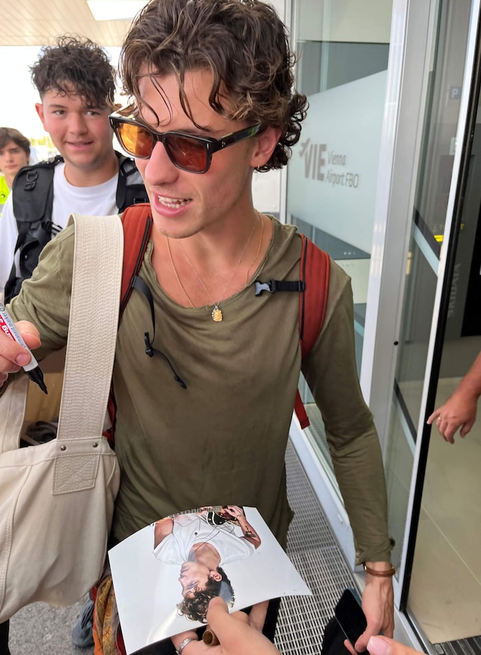 Shawn Mendes, am Abend zuvor am Frequency, reiste kurz nach Smiths Ankunft ab.