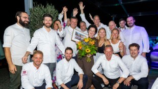 Am Ende durfte sich Waltraud Hutter (M.) noch über Blumen von „ihren“ Köchen der ...