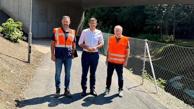 Straßenbaureferent Landesvize Martin Gruber mit Projektbearbeiter Markus Fink (links) und ...