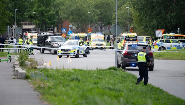 Sieben Krankenwagen sind laut Polizei im Einsatz, mehrere Einheiten der Polizei sichern das ...