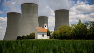 Die mächtigen Kühltürme in Dukovany zeugen vom „gefährlichen Irrweg Atomkraft“ in Tschechien.