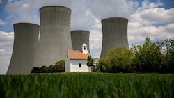Die mächtigen Kühltürme in Dukovany zeugen vom „gefährlichen Irrweg Atomkraft“ in Tschechien.