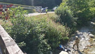 Die Feuerwehr musste das Motorrad aus dem Bachbett bergen.