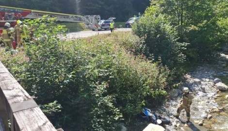 Die Feuerwehr musste das Motorrad aus dem Bachbett bergen.