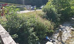 Die Feuerwehr musste das Motorrad aus dem Bachbett bergen.