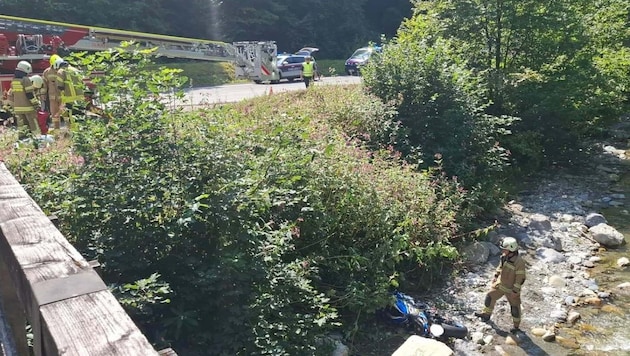 Die Feuerwehr musste das Motorrad aus dem Bachbett bergen.
