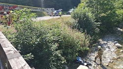 Die Feuerwehr musste das Motorrad aus dem Bachbett bergen.
