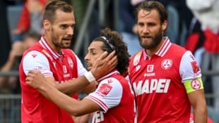 Abwehrchef Lukas Graf (li.) will gegen WSG Tirol mit Harakate und Maderner den ersten Sieg ...