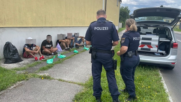 Heutzutage müssen sich die Flüchtlinge im Alleingang über die Grenze durchschlagen.