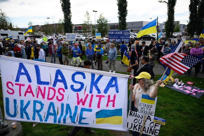 Pro-ukrainische Demonstranten empfangen Putin in Anchorage.