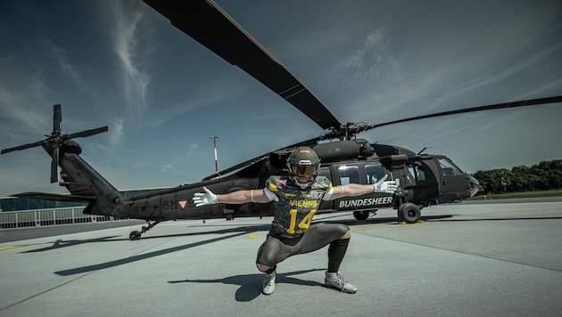 Yannick Mayr in Langenlebarn vor einem Black Hawk Hubschrauber des österreichischen ...