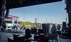Eine Bühne wird von außen nach innen aufgebaut – so auch die Space Stage.