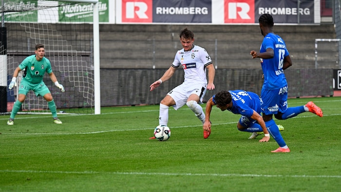 In den ersten Minuten hatten Johannes Schriebl (Mitte) und Goalie Kilian Kretschmer den FAC noch ...