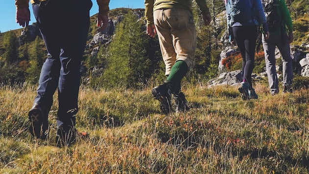 Das schöne Wetter zieht viele Menschen in die Berge (Symbolbild).