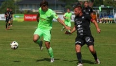 Bürmoos‘ Dominik Buxmann (li.) und Thalgaus Bernhard Löw.  