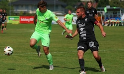 Bürmoos‘ Dominik Buxmann (li.) und Thalgaus Bernhard Löw.  
