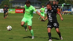 Bürmoos‘ Dominik Buxmann (li.) und Thalgaus Bernhard Löw.  