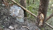 Viel Regen: Die Felsen brachen ab. Der Radweg weiter unten im Tal bleibt weiter befahrbar.