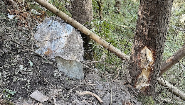 Viel Regen: Die Felsen brachen ab. Der Radweg weiter unten im Tal bleibt weiter befahrbar.
