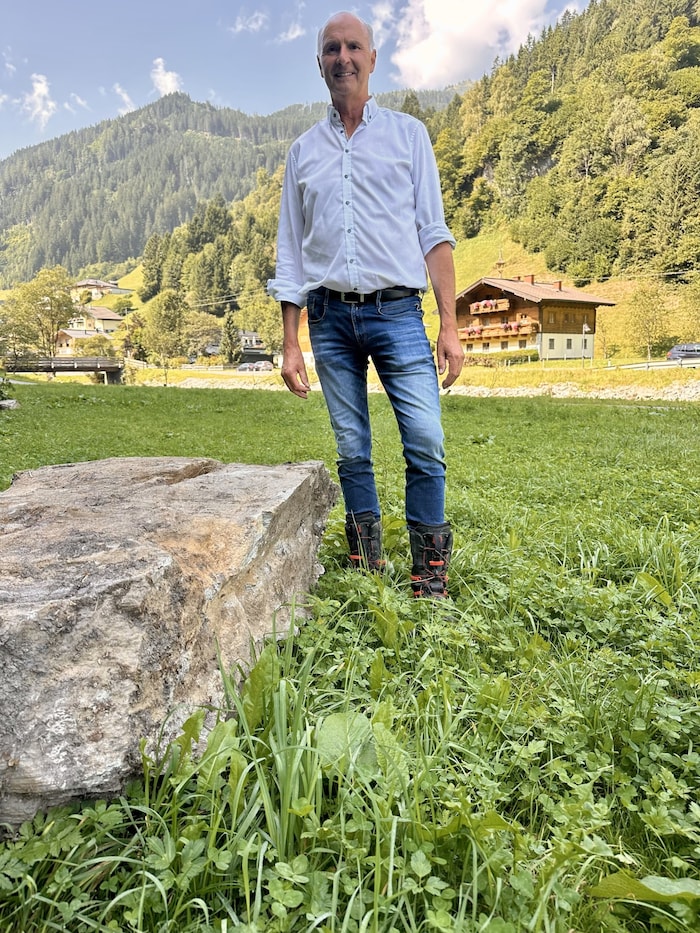 Bürgermeister Hans Ganitzer (im Bild) sah sich die Stelle mit Landesgeologe Gerald Valentin an.