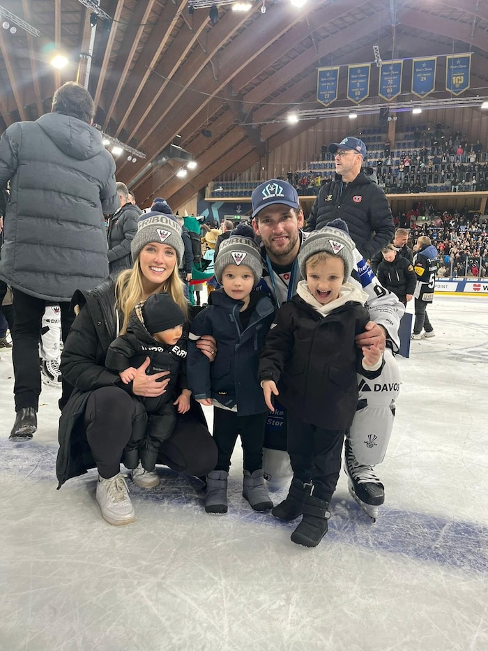 Linden mit Frau Kacy und den Söhnen Mylo, Jaxson und Leo nach dem Gewinn des Spengler Cups in ...