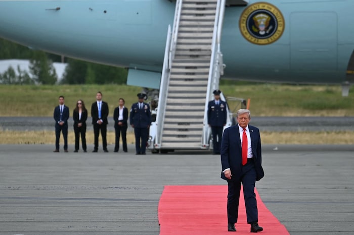 Trump vor dem Treffen mit Putin am Rollfeld des Luftwaffenstützpunktes Anchorage.
