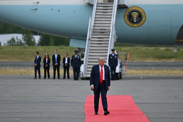 Trump ließ sich Zeit mit dem Aussteigen – so lange, bis auch die russische Maschine mit Putin ...
