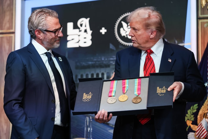 Casey Wasserman und Donald Trump mit den Medaillen der Spiele von 2028.