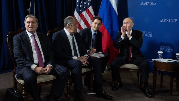 Wladimir Putin tut hier offenbar so, als ob die Distanz zwischen ihm und den Journalisten zu ...