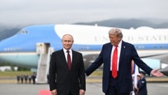 Donald Trump und Wladimir Putin vor der Maschine des US-Präsidenten