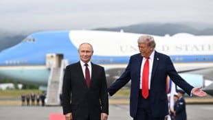 Donald Trump und Wladimir Putin vor der Maschine des US-Präsidenten