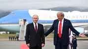Donald Trump und Wladimir Putin vor der Maschine des US-Präsidenten