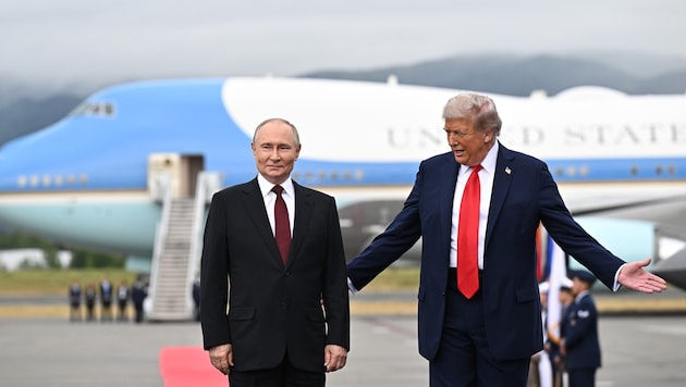 Donald Trump und Wladimir Putin vor der Maschine des US-Präsidenten