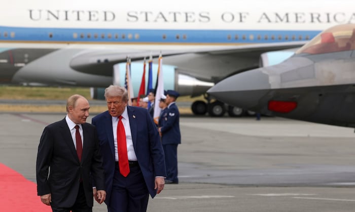 Putin und Trump am Weg zu ihrer Unterredung. Sie sollte schlussendlich etwas länger als drei ...