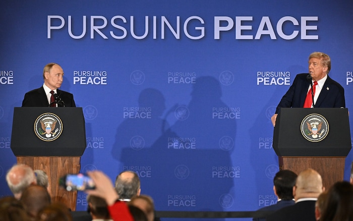 Das gemeinsame Statement fand vor dem in großen Buchstaben gedruckten Slogan „Pursuing Peace“ ...