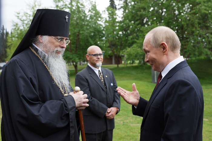 Putin im Gespräch mit dem Erzbischof der Orthodoxen Kirche, Alexei Trader (li.)