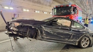 Der Pkw wurde beim Unfall schwer beschädigt.