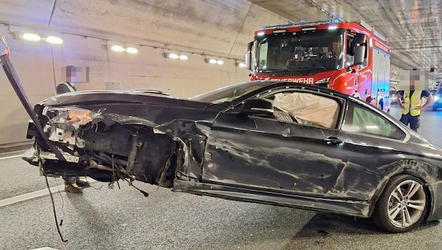 Der Pkw wurde beim Unfall schwer beschädigt.