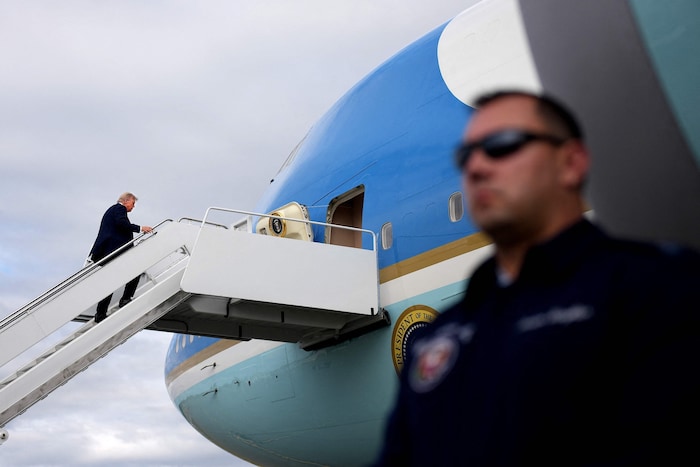 Trump entert die Air Force One.
