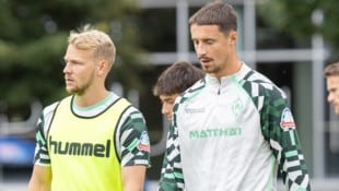 Kapitän Marco Friedl (rechts) tobt nach dem blamablen Pokal-Aus in der ersten Runde.