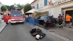 Die Feuerwehr Schwanberg musste anrücken, um das Auto aus dem Gastgarten zu bergen.
